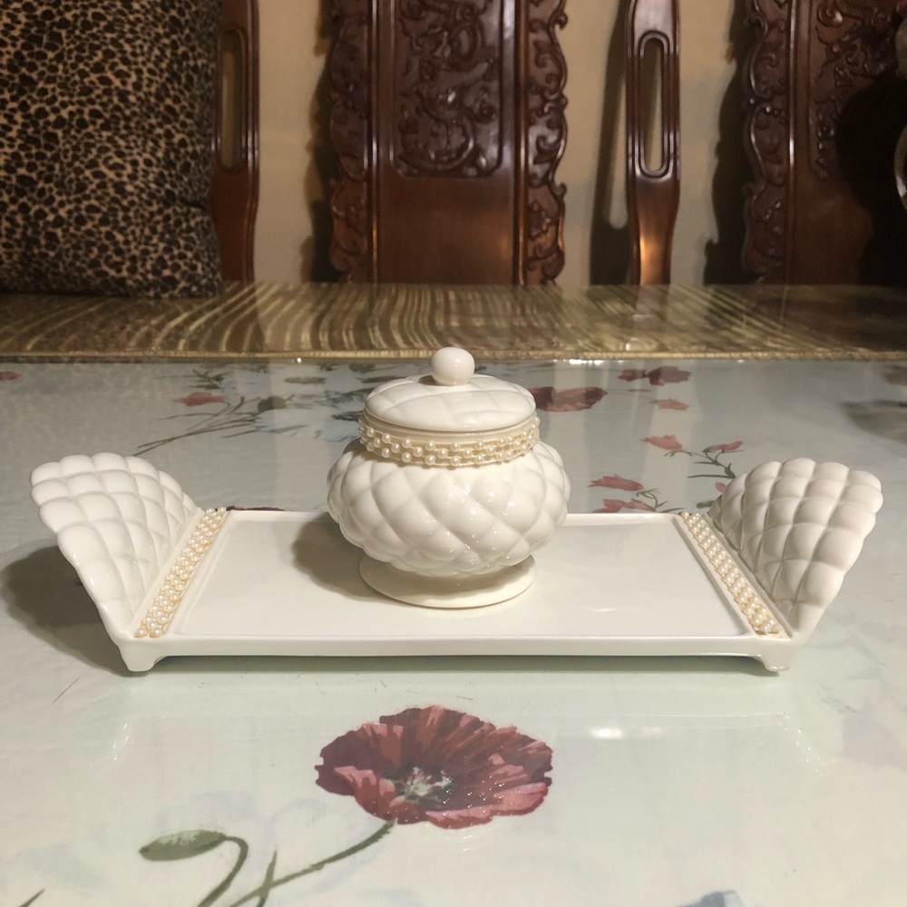 VINTAGE  1999Avon Elegant Vanity Porcelain & Faux Pearl Partial Set